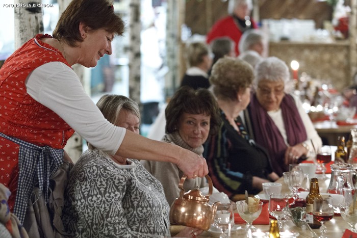 Hilde Sletholen serverer under julebord i Bjørkesalen.